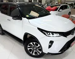 TOYOTA HILUX SW4 2.8 D-4D TURBO DIESEL DIAMOND 7L 4X4 AUTOMÁTICO TOYOTA HILUX SW4 2.8 D-4D TURBO DIESEL DIAMOND 7L 4X4 AUTOMÁTICO