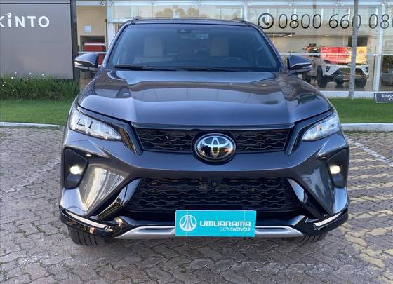 TOYOTA HILUX SW4 2.8 D-4D TURBO DIESEL DIAMOND 7L 4X4 AUTOMÁTICO