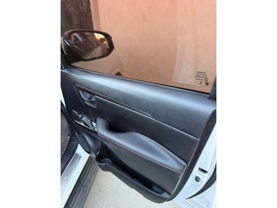 TOYOTA-HILUX SW4-2024