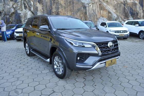 TOYOTA HILUX SW4 2.8 D-4D TURBO DIESEL SRX 4X4 AUTOMÁTICO