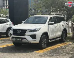 TOYOTA HILUX SW4 2.8 D-4D TURBO DIESEL SRX 7L 4X4 AUTOMÁTICO TOYOTA HILUX SW4 2.8 D-4D TURBO DIESEL SRX 7L 4X4 AUTOMÁTICO