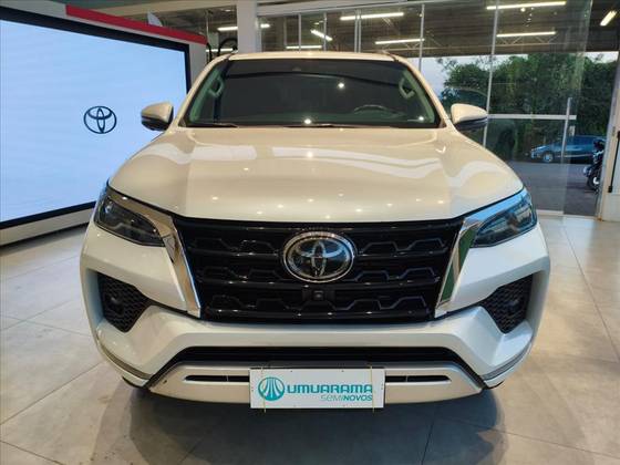TOYOTA HILUX SW4 2.8 D-4D TURBO DIESEL SRX 7L 4X4 AUTOMÁTICO