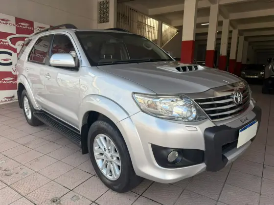 TOYOTA HILUX SW4 3.0 SRV 4X4 7 LUGARES 16V TURBO INTERCOOLER DIESEL 4P AUTOMÁTICO