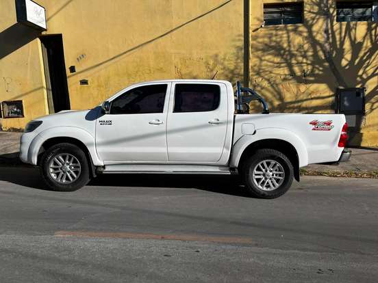 TOYOTA-HILUX-2015
