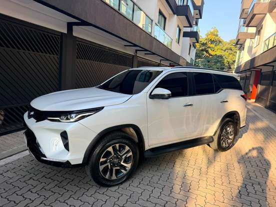 TOYOTA-HILUX SW4-2025