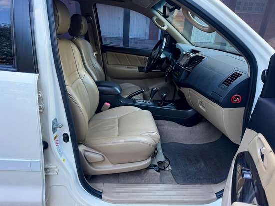 TOYOTA-HILUX SW4-2014