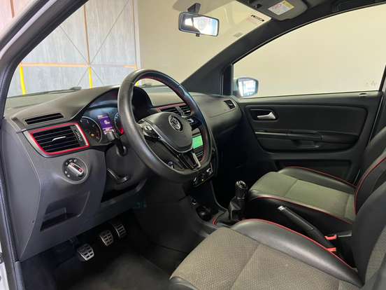 VOLKSWAGEN-FOX-2015