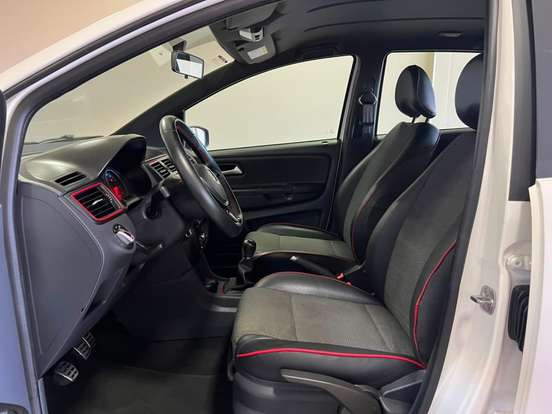 VOLKSWAGEN-FOX-1.6 MI ROCK IN RIO 8V FLEX 4P MANUAL VOLKSWAGEN-FOX-2015