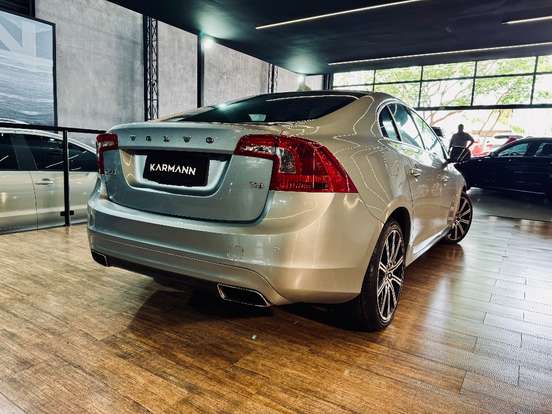 VOLVO-S60-2.0 T4 MOMENTUM GASOLINA 4P AUTOMÁTICO VOLVO-S60-2017