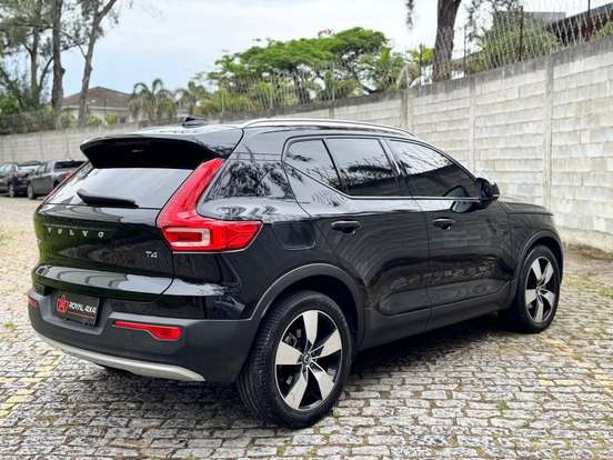 VOLVO-XC40-2020