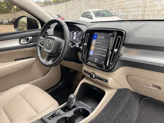 VOLVO-XC40-2020