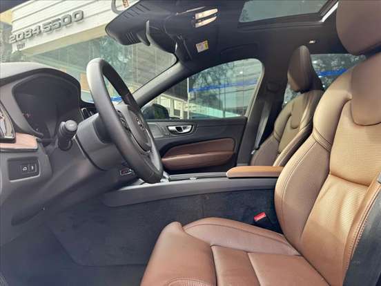 VOLVO-XC60-2023