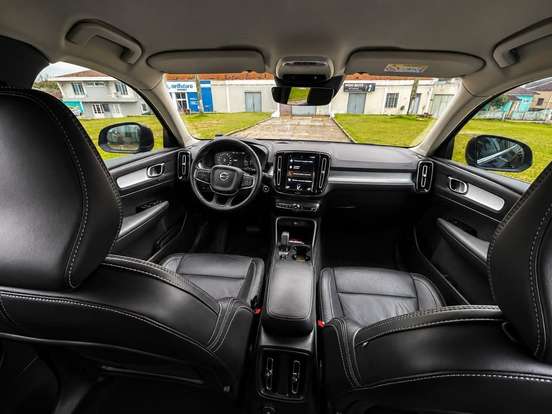 VOLVO-XC40-2021