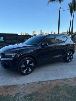 VOLVO-XC40-2023