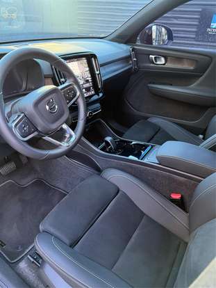 VOLVO-XC40-2023