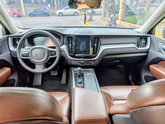 VOLVO-XC60-2020