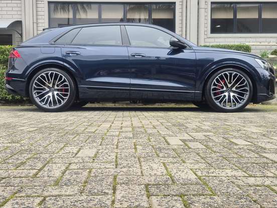AUDI-Q8-2024