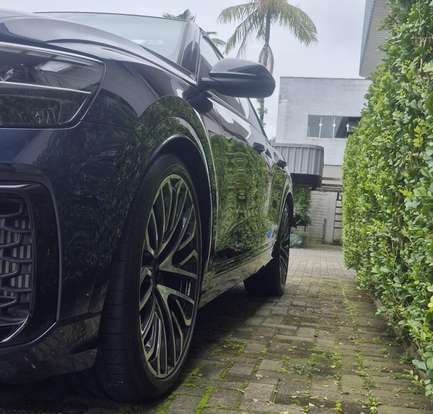 AUDI-Q8-2024