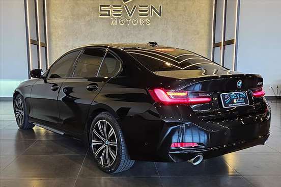 BMW-320i-2023