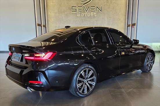 BMW-320i-2023