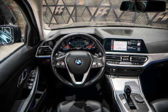 BMW-320i-2022