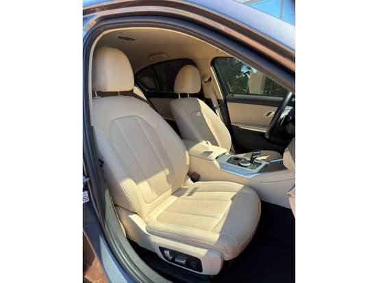 BMW-320i-2020