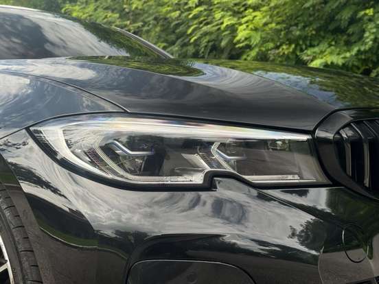 BMW-330e-2021
