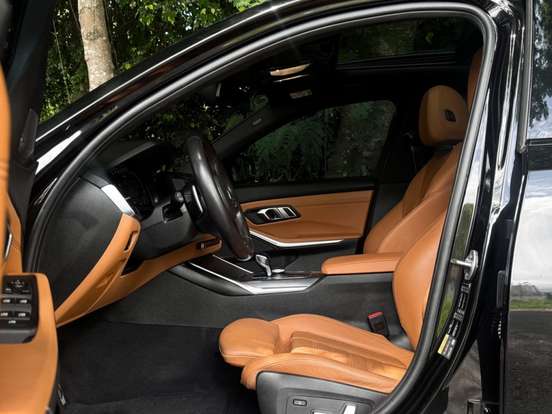 BMW-330e-2021