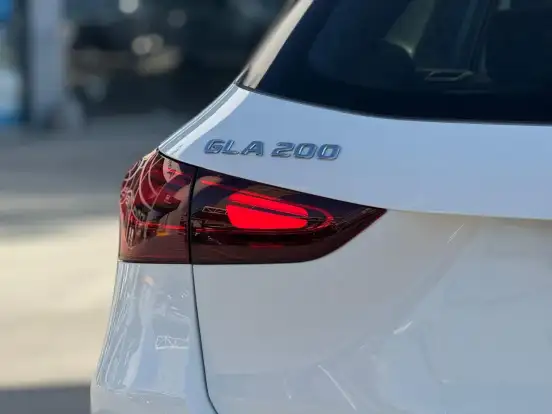 MERCEDES-BENZ-GLA 200-2025