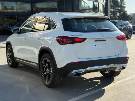 MERCEDES-BENZ-GLA 200-2025