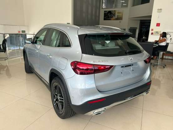 MERCEDES-BENZ-GLA 200-2025