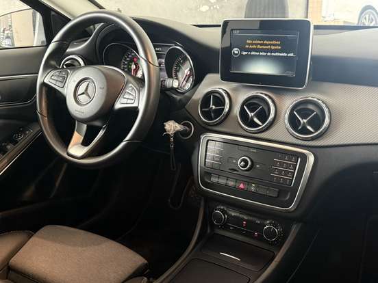 MERCEDES-BENZ-GLA 200-2016