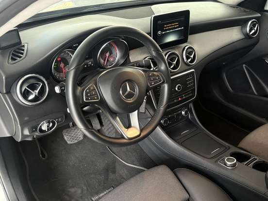 MERCEDES-BENZ-GLA 200-2016