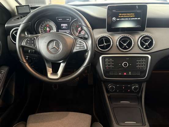 MERCEDES-BENZ-GLA 200-2016