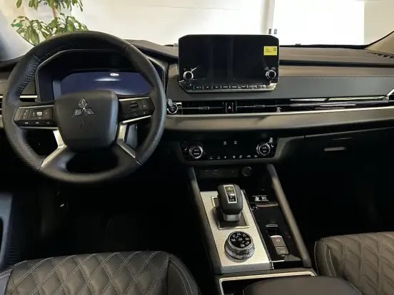 MITSUBISHI-OUTLANDER-2025