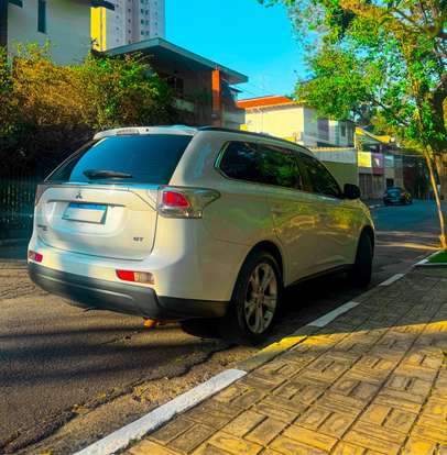 MITSUBISHI-OUTLANDER-2015