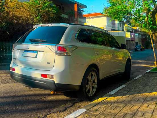 MITSUBISHI-OUTLANDER-3.0 GT 4X4 V6 24V GASOLINA 4P AUTOMÁTICO MITSUBISHI-OUTLANDER-2015