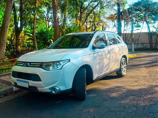 MITSUBISHI-OUTLANDER-3.0 GT 4X4 V6 24V GASOLINA 4P AUTOMÁTICO MITSUBISHI-OUTLANDER-2015