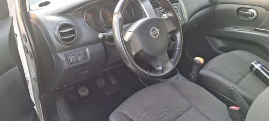NISSAN-LIVINA-2011