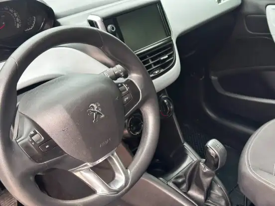 PEUGEOT-208-2015