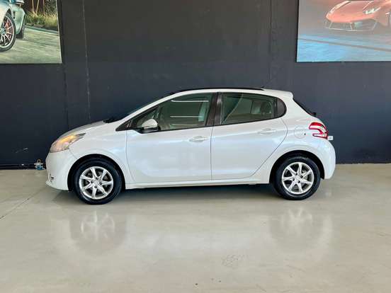 PEUGEOT-208-2015