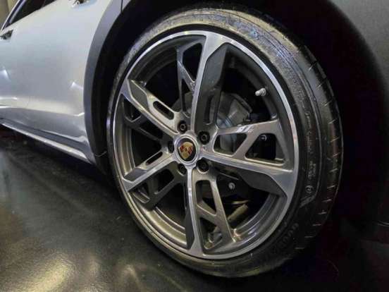PORSCHE-TAYCAN-2023