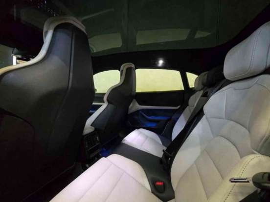 PORSCHE-TAYCAN-2023