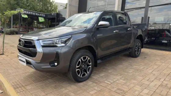 TOYOTA HILUX 2.8 D-4D TURBO DIESEL CD SRX 4X4 AUTOMÁTICO TOYOTA HILUX 2.8 D-4D TURBO DIESEL CD SRX 4X4 AUTOMÁTICO