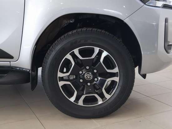 TOYOTA-HILUX-2.8 D-4D TURBO DIESEL CD SRV 4X4 AUTOMÁTICO TOYOTA-HILUX-2025