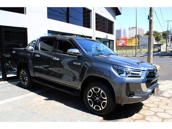 TOYOTA HILUX 2.8 D-4D TURBO DIESEL CD SRX 4X4 AUTOMÁTICO