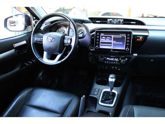 TOYOTA-HILUX-2.8 D-4D TURBO DIESEL CD SRX 4X4 AUTOMÁTICO TOYOTA-HILUX-2023