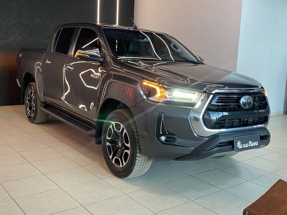 TOYOTA HILUX 2.8 D-4D TURBO DIESEL CD SRX 4X4 AUTOMÁTICO