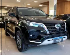 TOYOTA HILUX SW4 2.8 D-4D TURBO DIESEL SRX 7L 4X4 AUTOMÁTICO TOYOTA HILUX SW4 2.8 D-4D TURBO DIESEL SRX 7L 4X4 AUTOMÁTICO