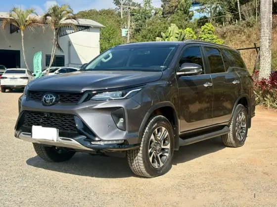 TOYOTA HILUX SW4 2.8 D-4D TURBO DIESEL SRX PLATINUM 7L 4X4 AUTOMÁTICO TOYOTA HILUX SW4 2.8 D-4D TURBO DIESEL SRX PLATINUM 7L 4X4 AUTOMÁTICO